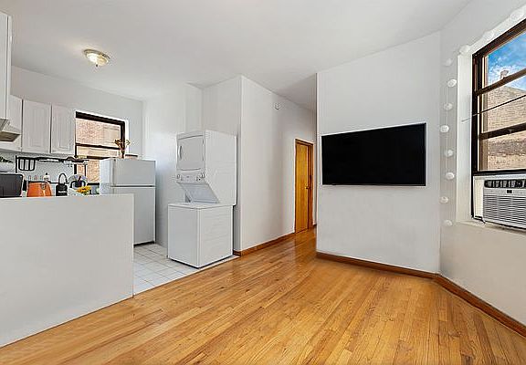 4th image of 2 Bank St #12B