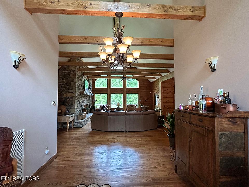 10th image of 150 Red Oak Dr
