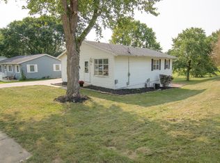 11 33rd Avenue Dr SW, Cedar Rapids, IA 52404