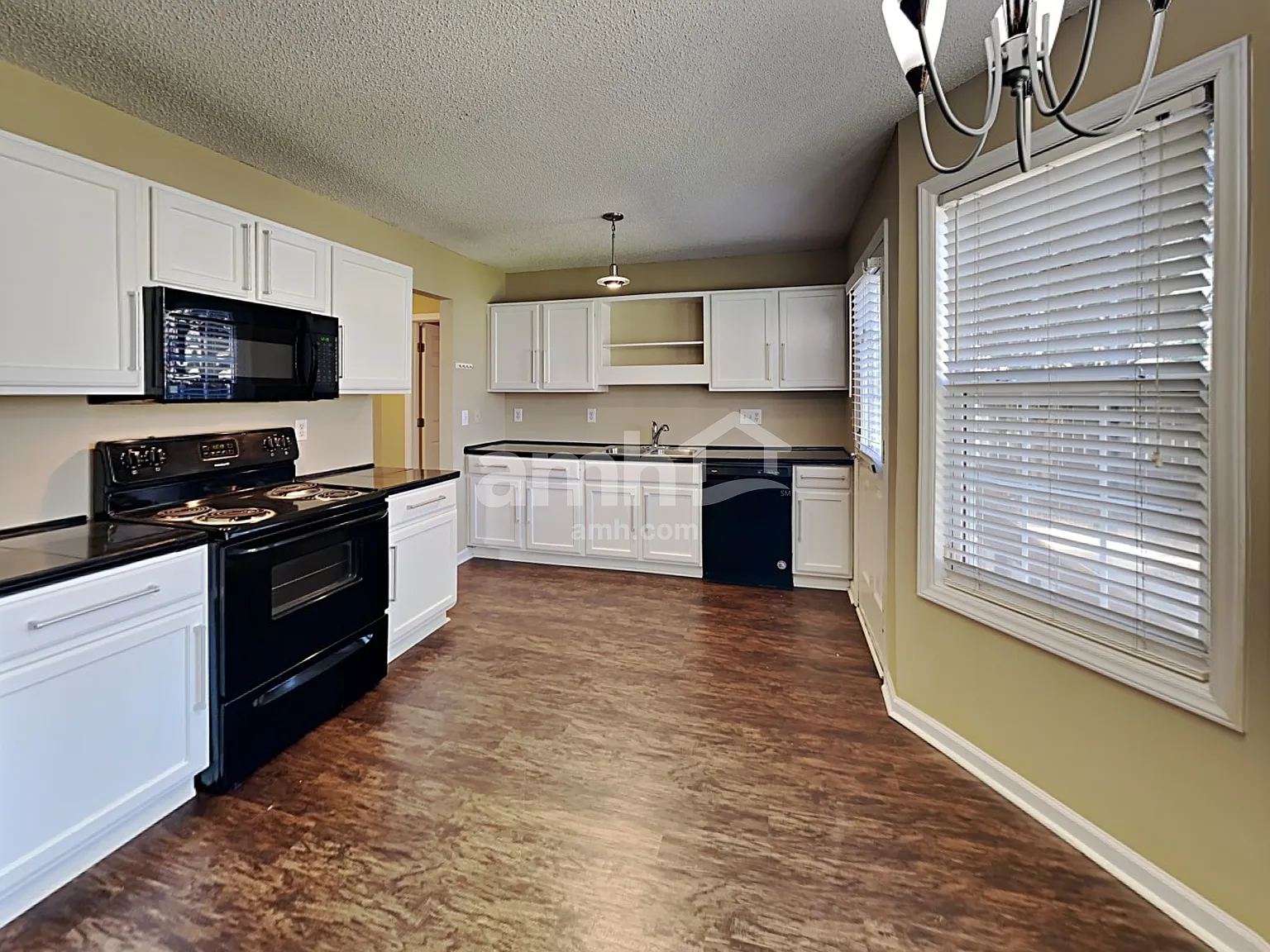 4 bed, 2.5 bath, 2224 sqft, $2,325 — Photo 3