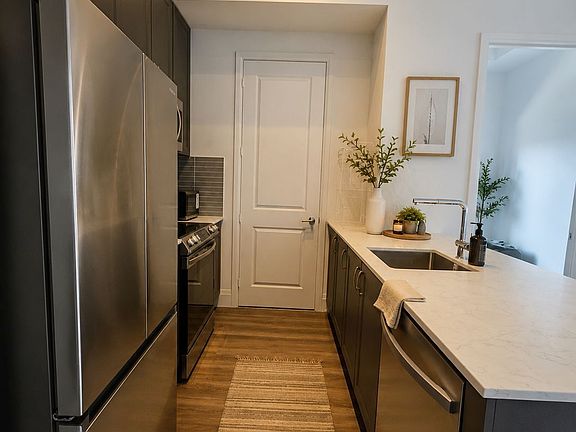 3rd image of 20 Meadowglen Pl #2808