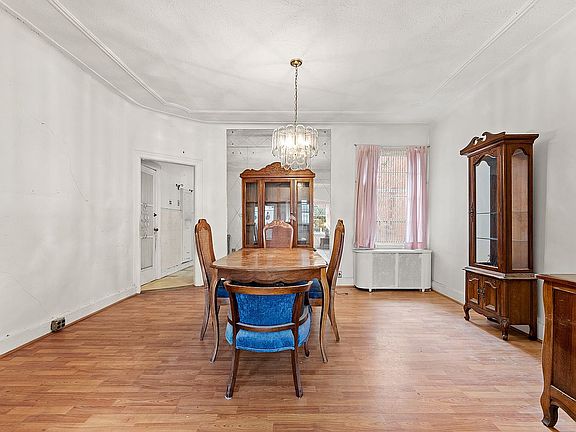 4th image of 172 Bay Ridge Ave