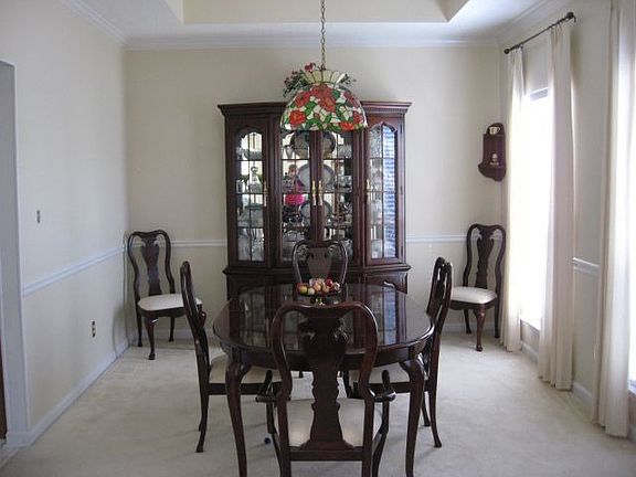 Large Dining Room, Great for Entertaining