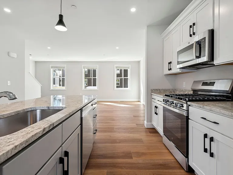 Bayberry Commons- 3 Bedroom 2.5 Bath Townhomes with 2 Car Garage — Photo 43