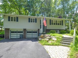 727 White Oaks Manor Dr, East Stroudsburg, PA 18301