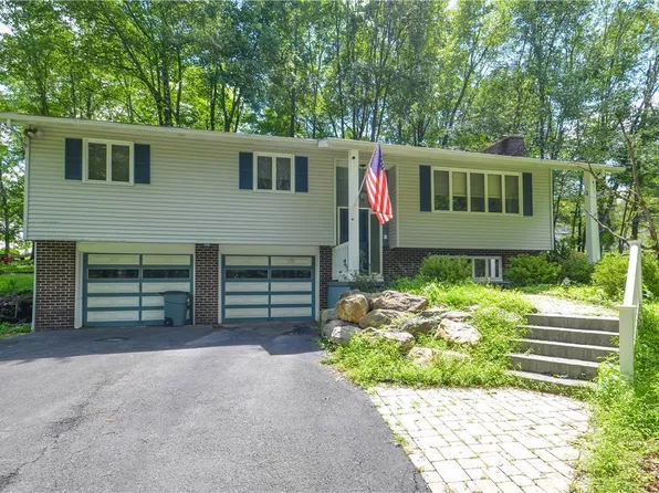727 White Oaks Manor Dr, East Stroudsburg, PA 18301