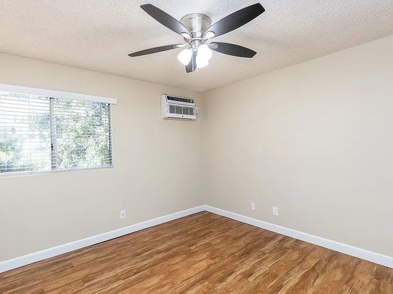 Willow Creek Apartments — Photo 8