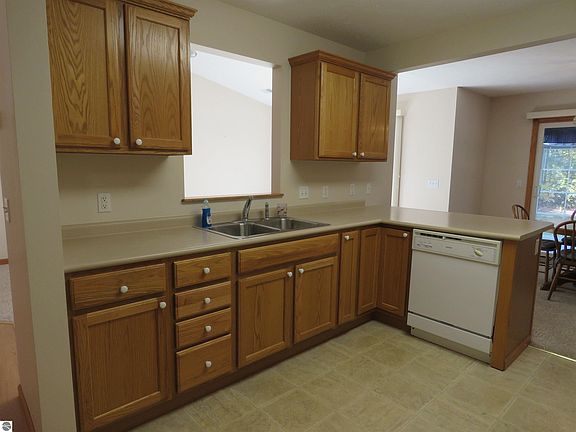 5th image of 316 Woodside Cir