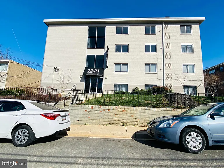 1221 N Quinn St #1 — Photo 3