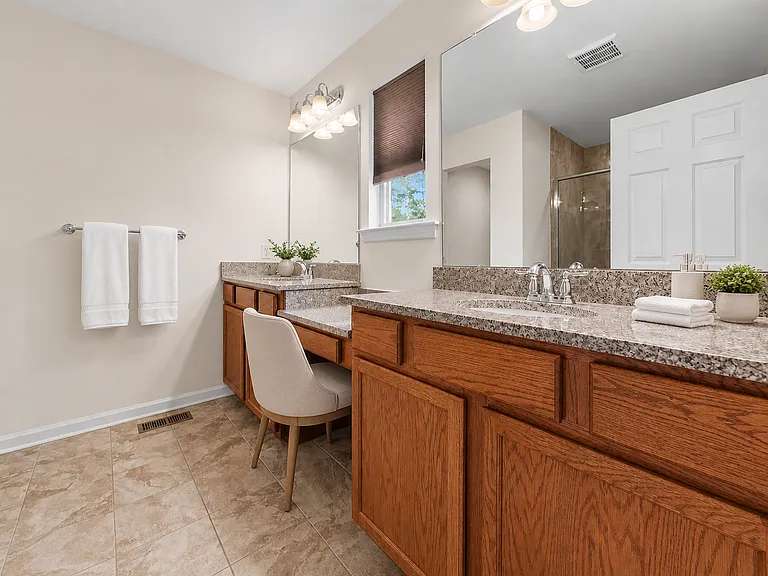 484 Rowan St — Photo 10
