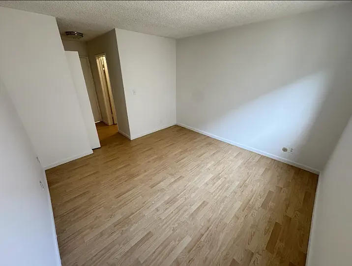 1150 N Normandie — Photo 2