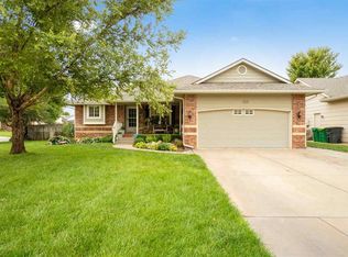 925 N Parkway Dr, Valley Center, KS 67147