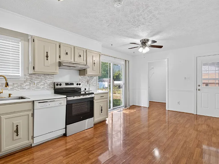 3225 Glenmore Dr — Photo 9