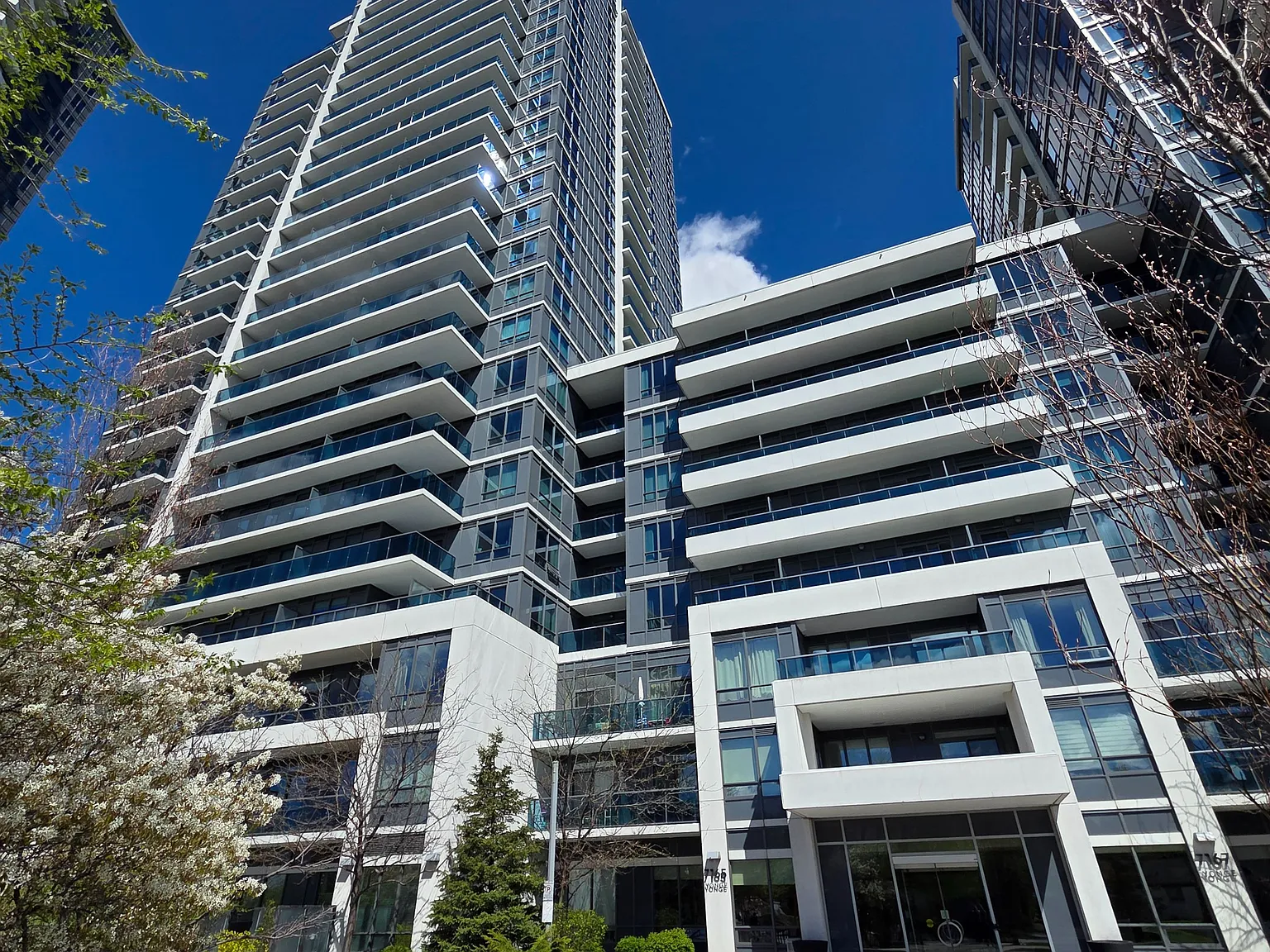 Parkside Towers - World On Yonge — Photo 3