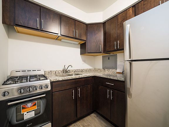 2nd image of 6211 N Kenmore Ave #403