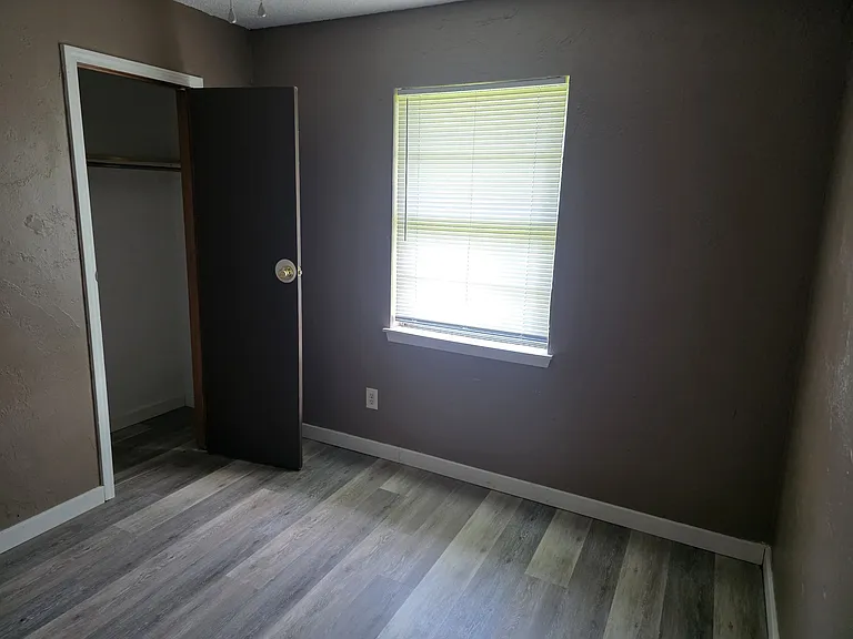 Bedroom w/closet
