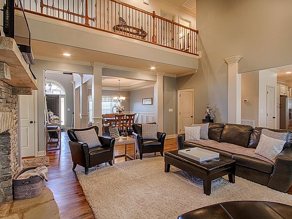 3rd image of 1516 Mountain Hill Ln