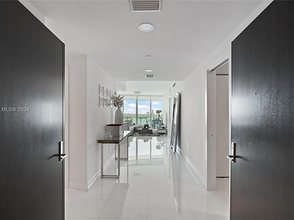 3rd image of 900 Biscayne Blvd APT 1806