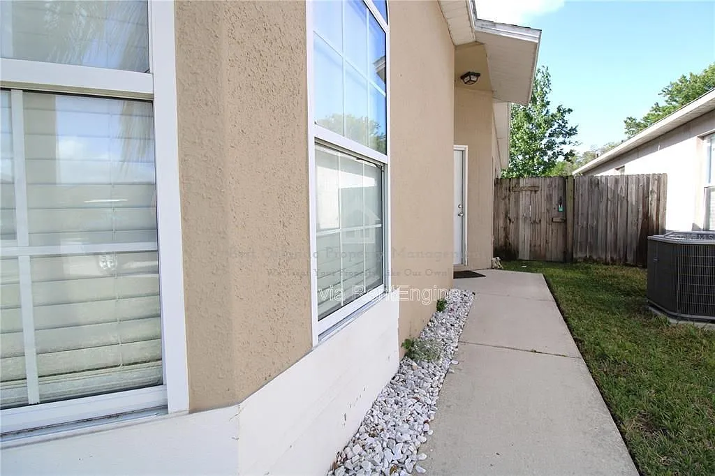 4 bed, 2.0 bath, 1356 sqft, $2,450 — Photo 2
