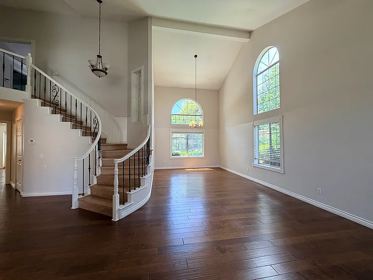5525 Green Hollow Ln — Photo 4