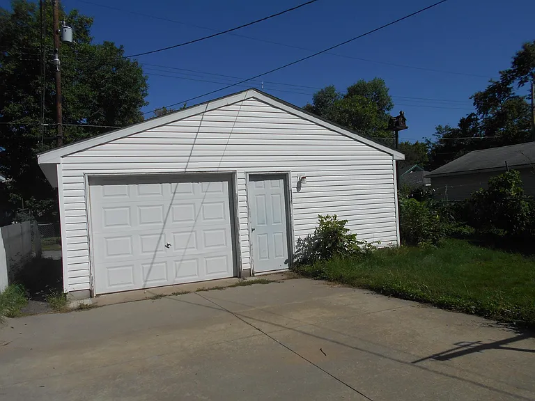 935 Central Ave W — Photo 2