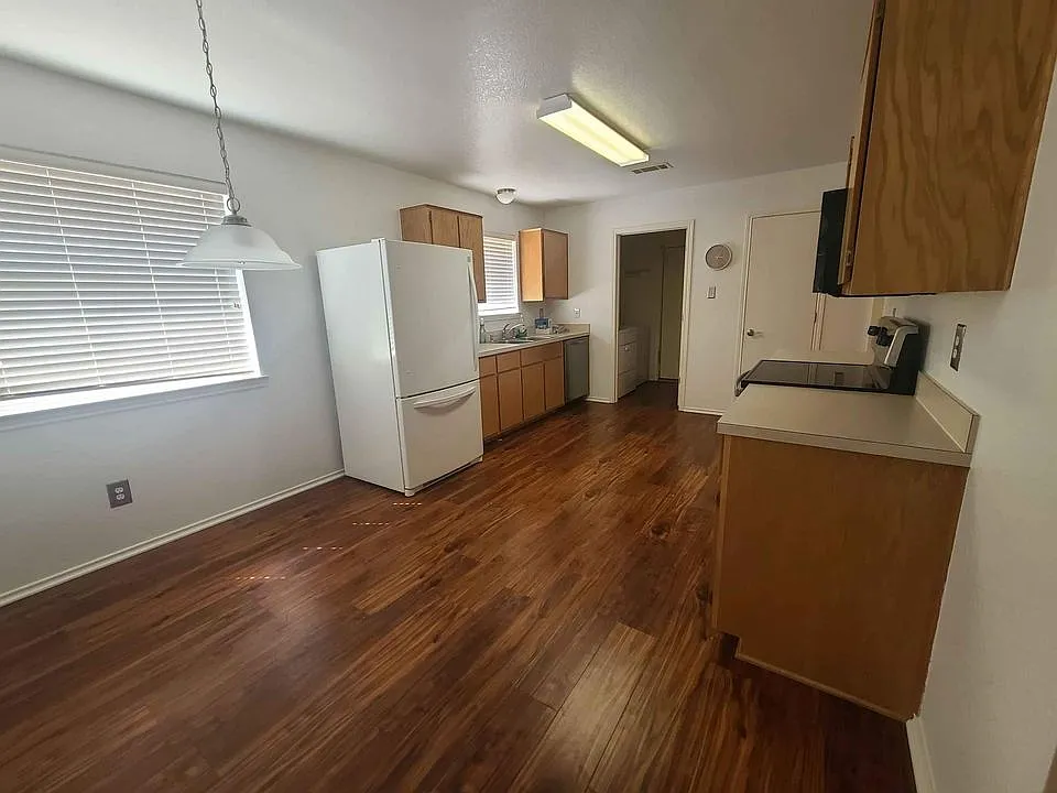 4 bed, 1887 sqft, $1,800 — Photo 2