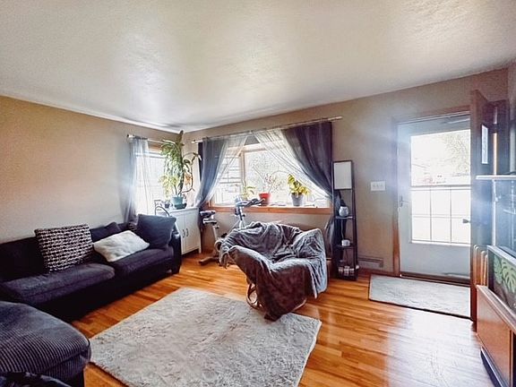 Living room (furnished)