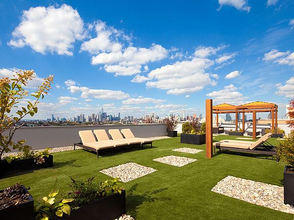 5th image of 267 6th St APT 3L