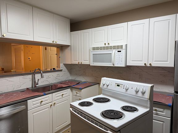 2nd image of 929 Morreene Rd APT B23