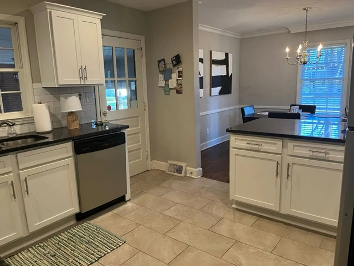 Lovely Three Bedroom Duplex in Myers Park! — Photo 4
