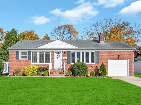 25 Flanders Place, West Babylon, NY 11704
