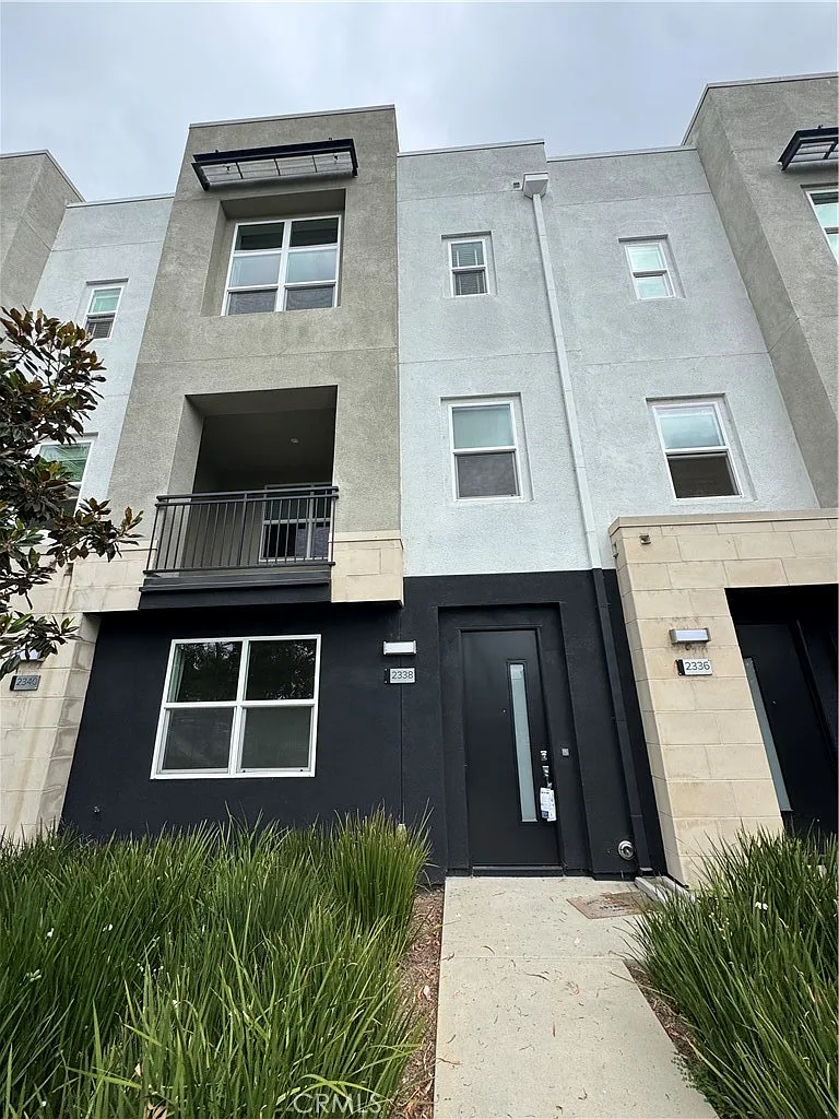 4 bed, 3.5 bath, 1900 sqft, $4,800 — Photo 2