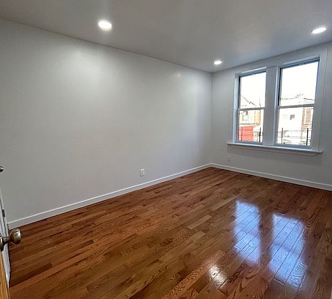 3rd image of 2914 Cruger Ave #5