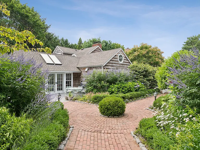 20 Quogue St — Photo 21