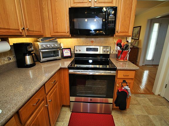 3rd image of 6102 Green Haven Dr