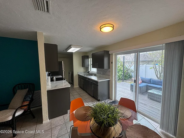 121 Franklyn Ave — Photo 8