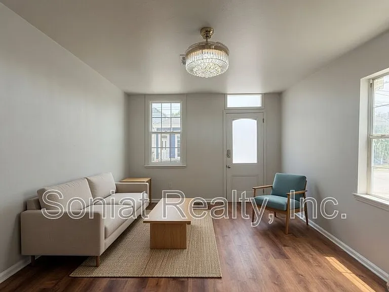 1461 N Robertson St — Photo 2