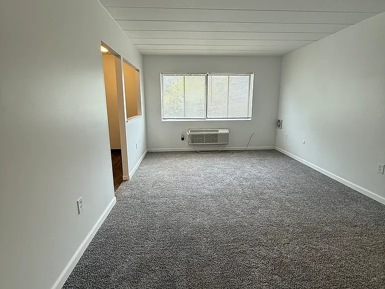 Riverview — Photo 1