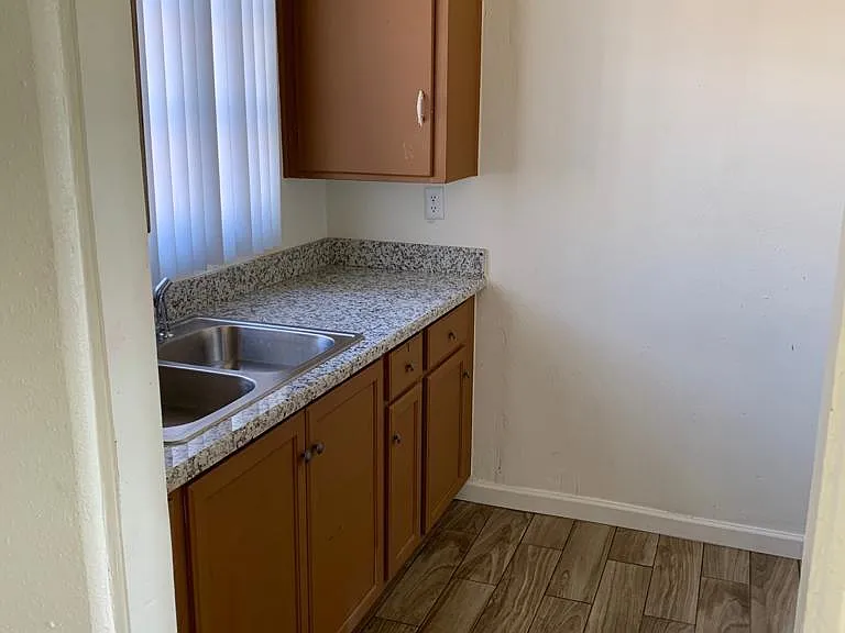 516 W Highland Ave #E — Photo 7