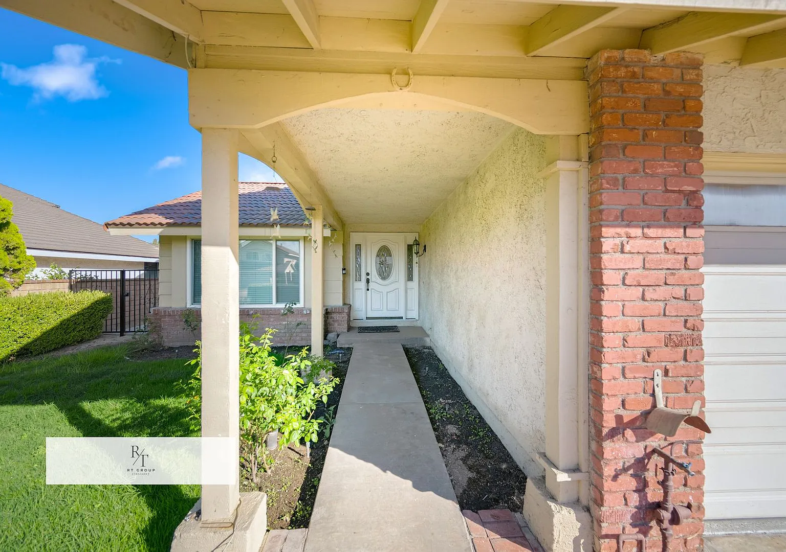 Beautiful Remodeled 4-Bedroom Home in a Golf Course Community! — Photo 2