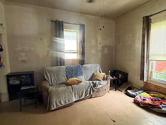 3rd image of 206 Weaver St
