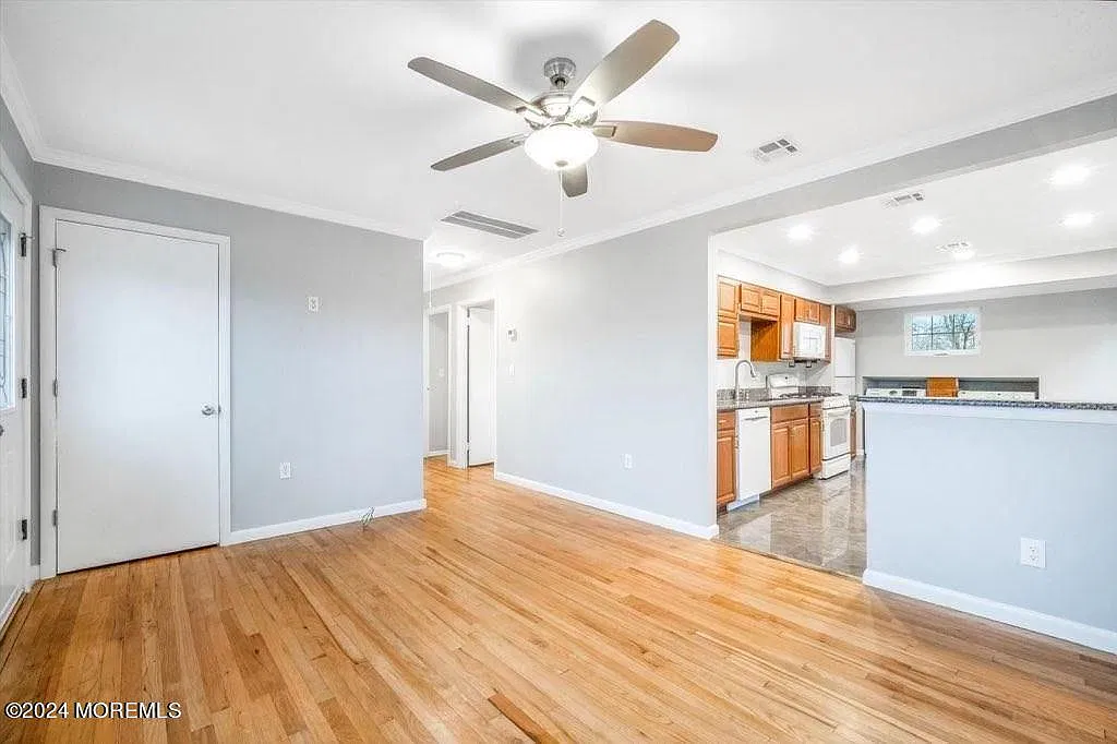 3 bed, 828 sqft, $3,000 — Photo 2