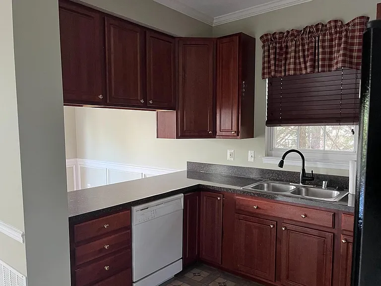 203 Byfield Rd — Photo 4