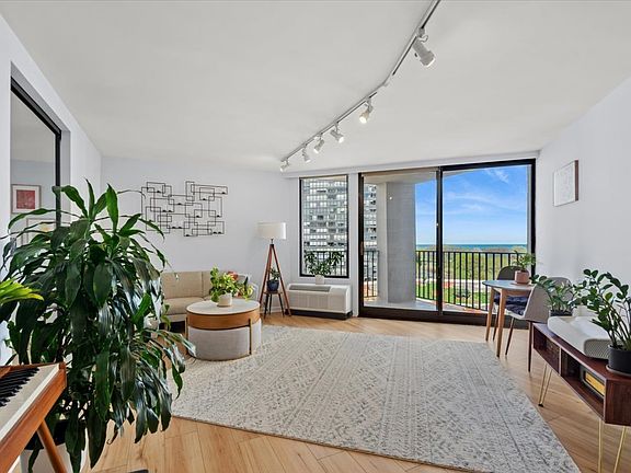 4th image of 5320 N Sheridan Rd APT 708