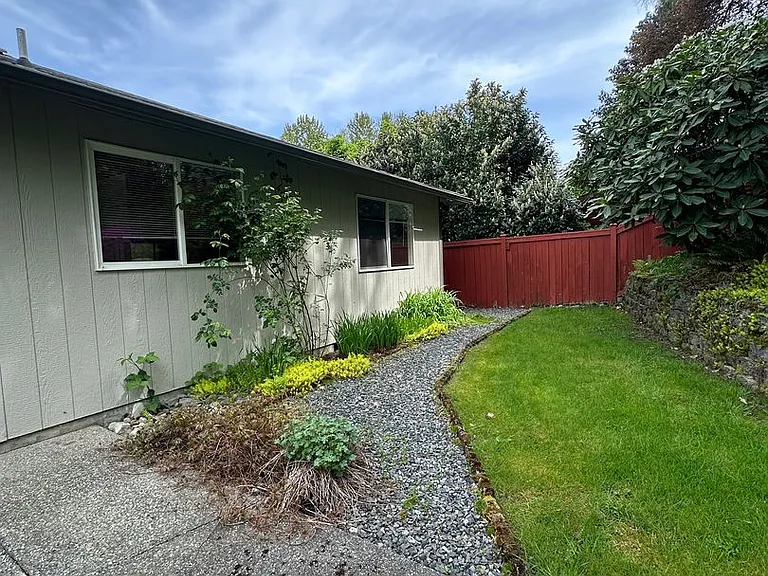408 Saratoga St — Photo 6