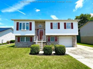 106 Hampton Ln, Hurricane, WV 25526