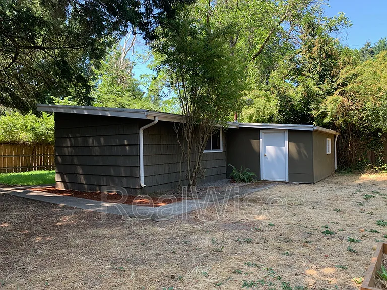 940 SE North St — Photo 51