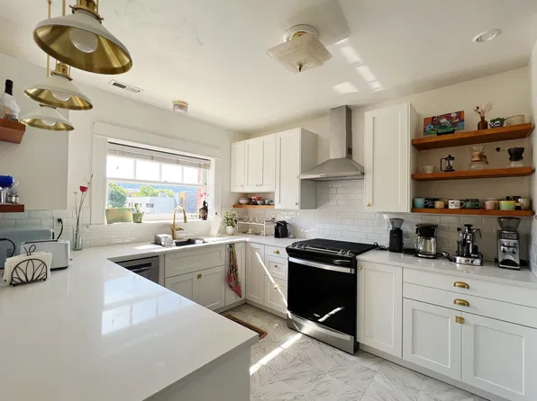 2083 NW Johnson St APT 60, Portland, OR 97209
