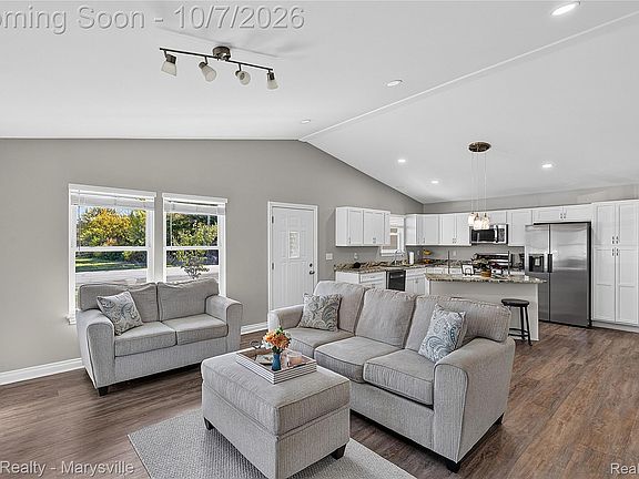 3rd image of 625 Range Rd