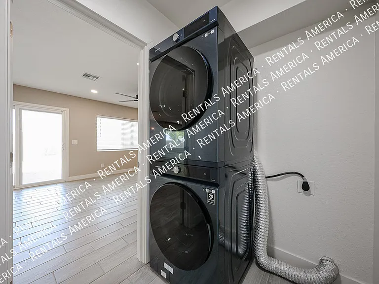 2902 W Straford Dr — Photo 15